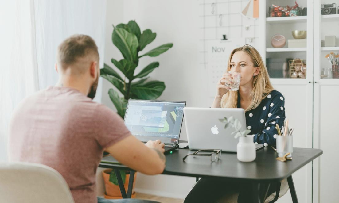 Studenten testen VR-Anwendung in Unreal Engine während Workshop-Session