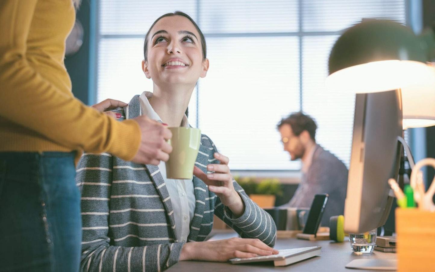 Teilnehmer arbeiten an Unreal Engine Projekten in einem modernen Schulungsraum