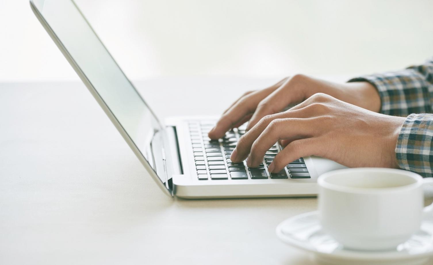 Teilnehmer arbeitet konzentriert an Unreal Engine Projekt